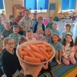 Jesienne zbiory i porządki na grządce – klasa 2b w akcji!